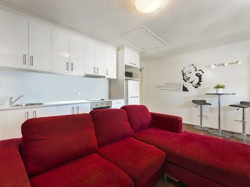 Renovated and FURNISHED Kangaroo Point Apartment