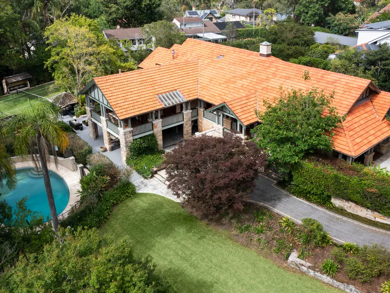 Private lifestyle estate with tennis court and pool on park-like 3,871sqm