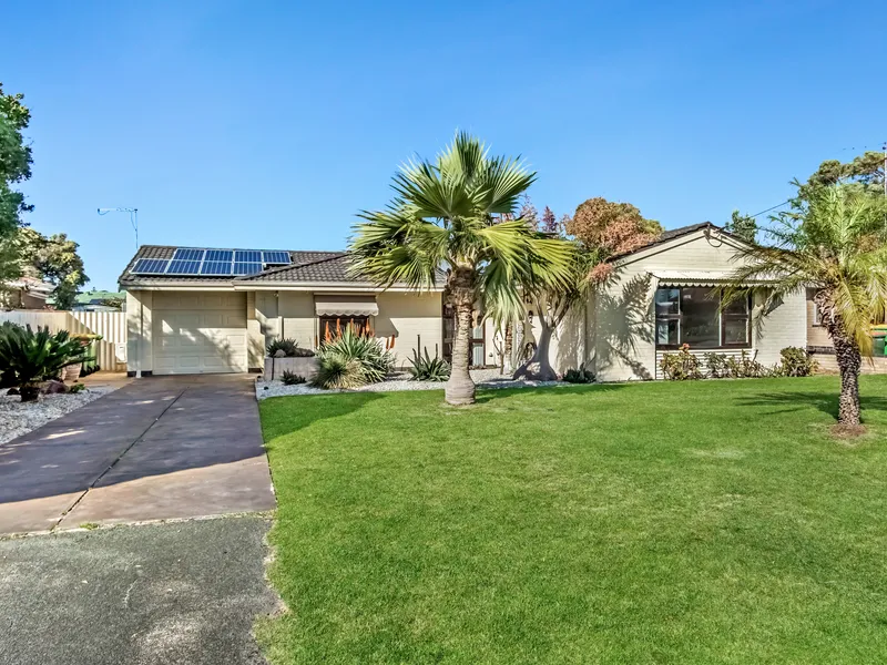 CHARMING 3X1 HOME ON HUGE BLOCK, JUST MOVE IN AND ENJOY!