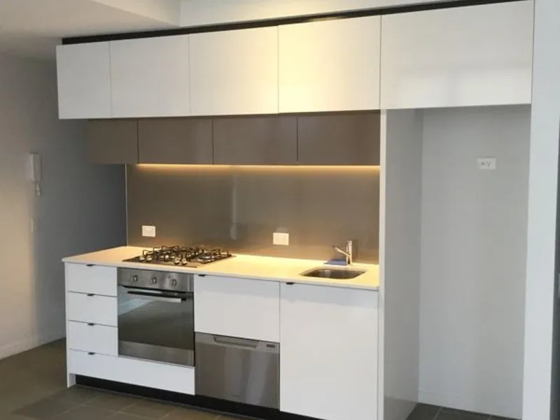 2 Bedroom Apartment located on 80 A'Beckett Street!