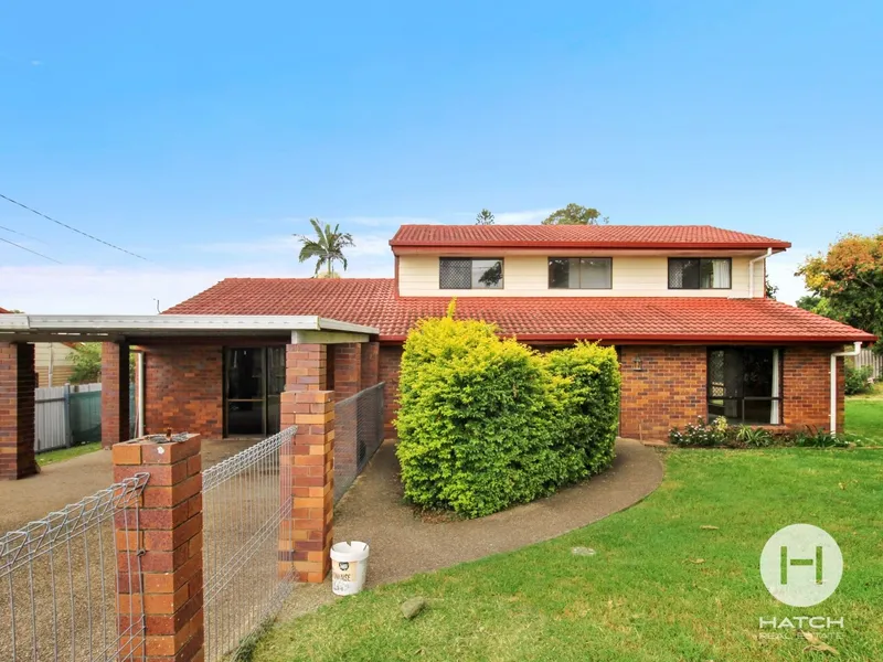 Handy Location and Multiple Living Areas!