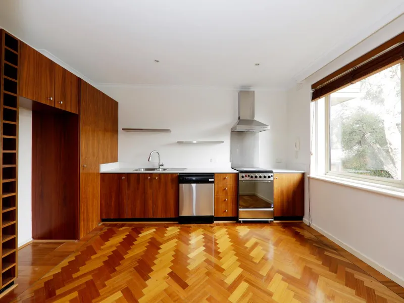 Spacious apartment in ideal location with new carpet! 