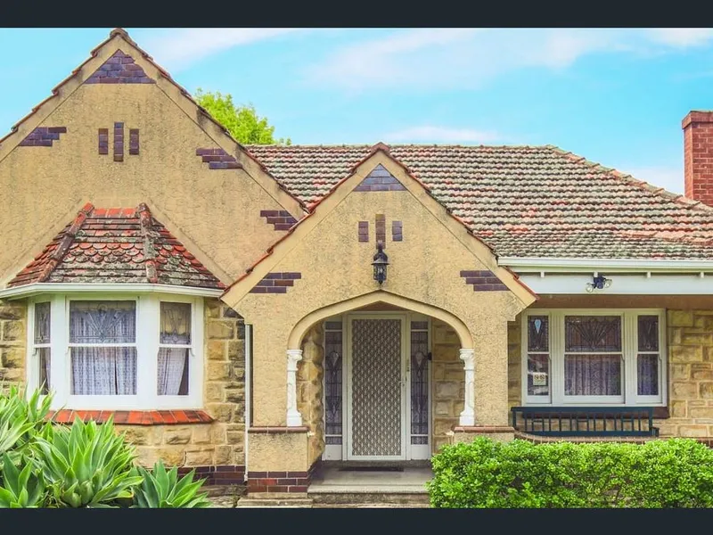 Large 3 bedroom house on massive allotment - only 10 mins from CBD