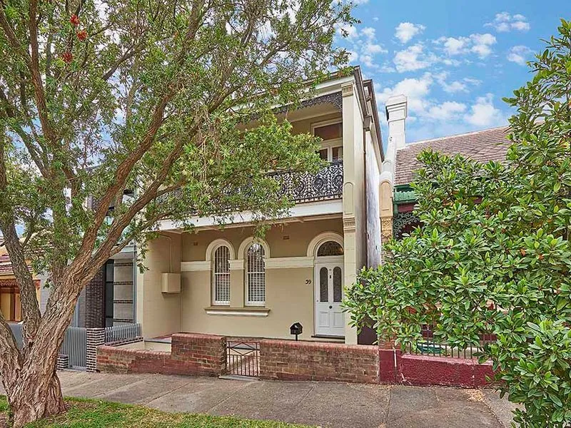 Contemporary 4 bedroom classic terrace home