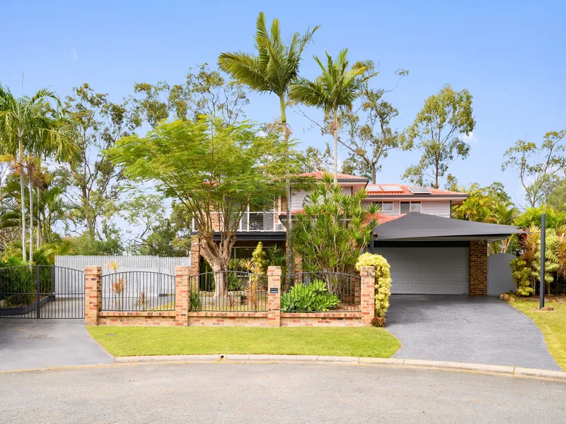 Luxurious Family Haven with a Sparkling Pool!