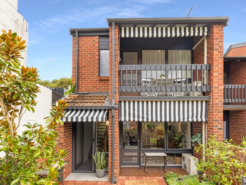 Sophisticated, spacious, and fully updated - all you need for a blue chip, worry-free life on Maesbury…