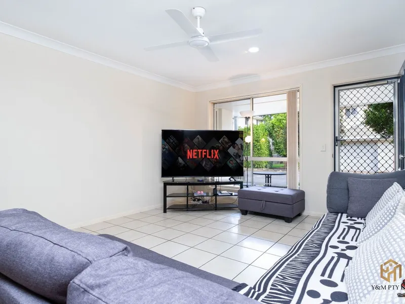 Villa-- Great location, close to shops, school, and park.