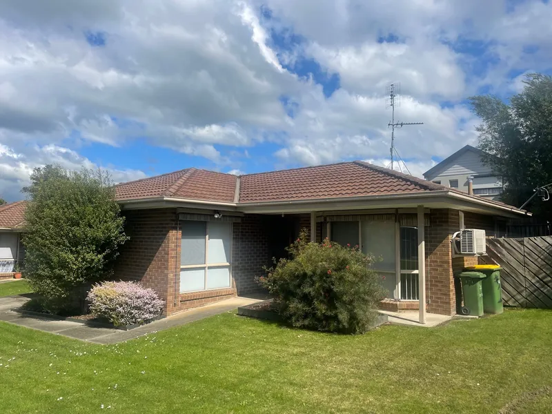 *** 2 BEDROOM UNIT CLOSE TO TOWN ***