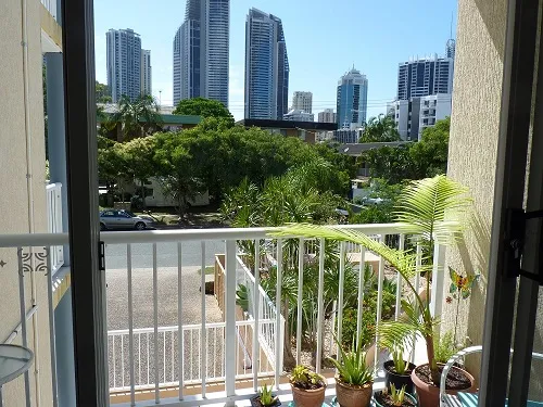 CHEVRON ISLAND ONE BEDROOM APARTMENT