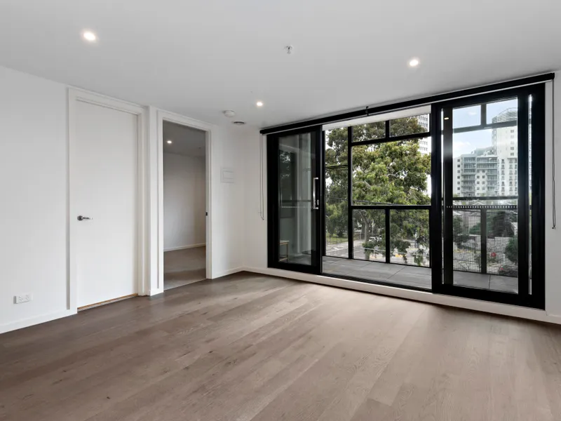 GENEROUS ONE BEDROOM APARTMENT IN PREMIER LOCATION 