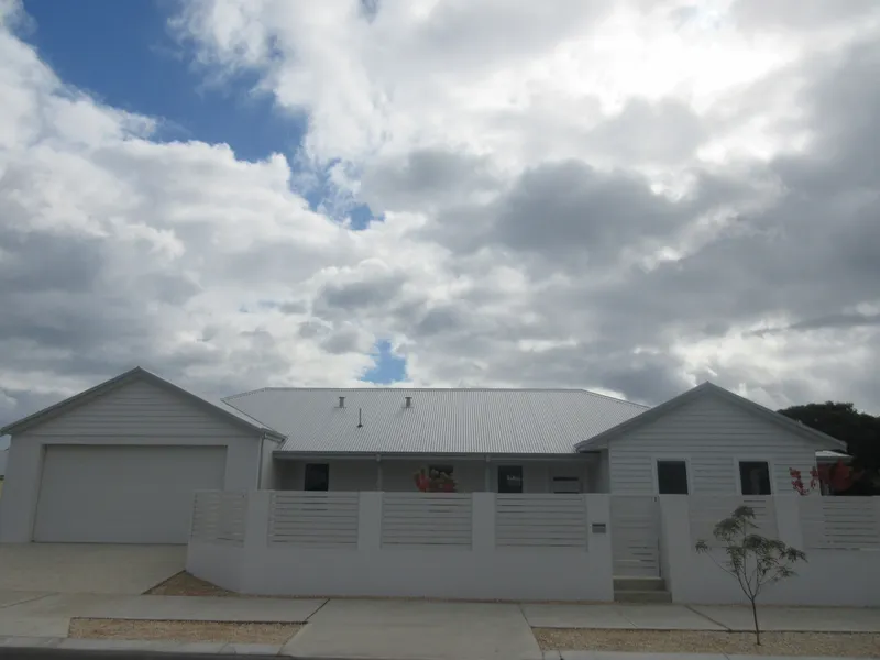 BRAND NEW EXECUTIVE HOME IN BROADWATER