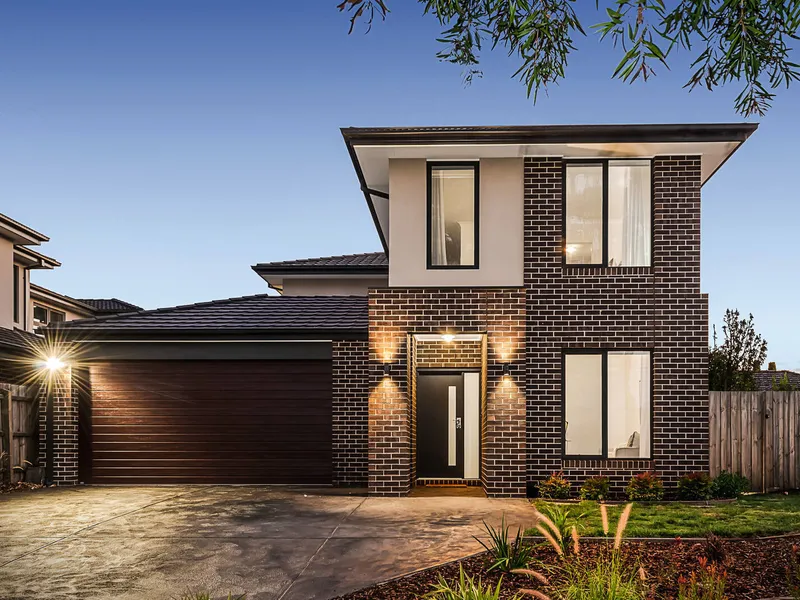 Luxurious Family Haven With Poolside Entertaining