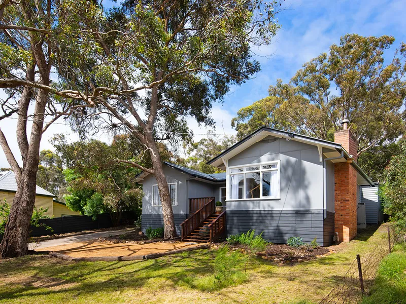 CHARMING HOME AMONGST THE GUM TREES Offers fab 50s style with natural light!