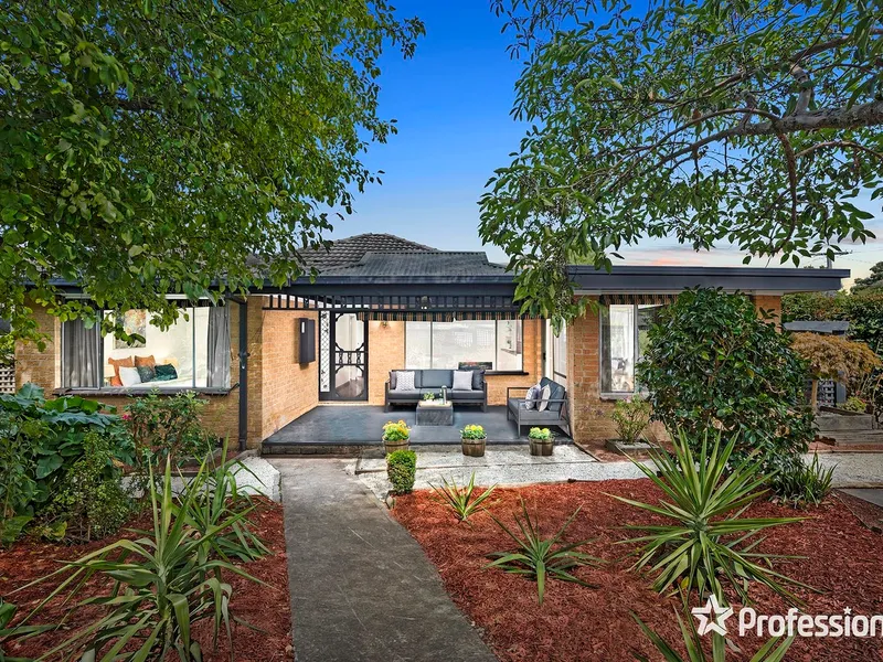 THIS HOME WILL HAVE YOU AT HELLO