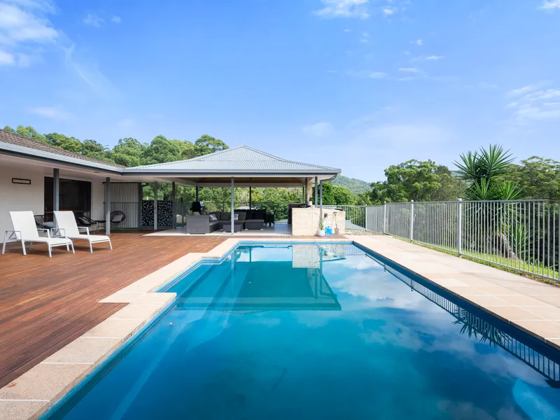 Family Retreat with Independent Dual Living...