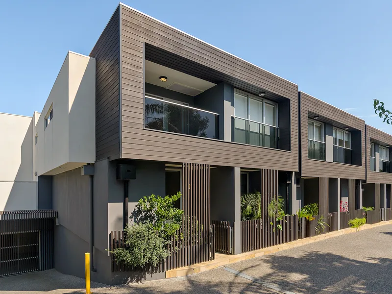 A sense of luxury and space by the bay - 