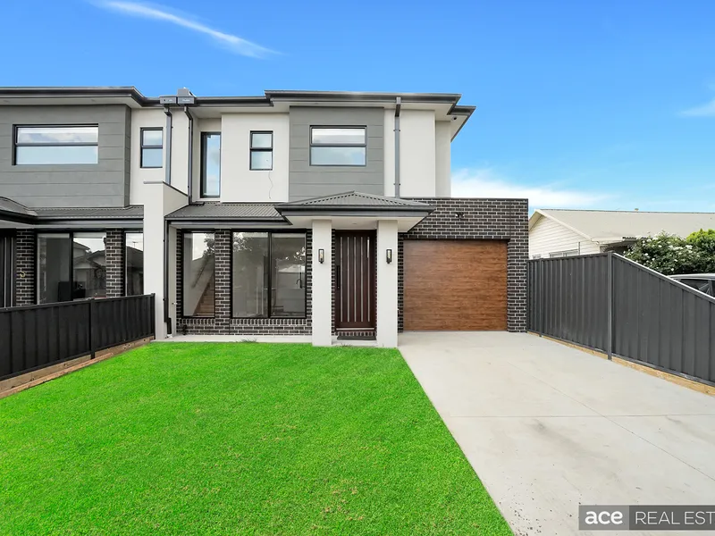 Elegant Golden Mile Entertainer in Peaceful Position!