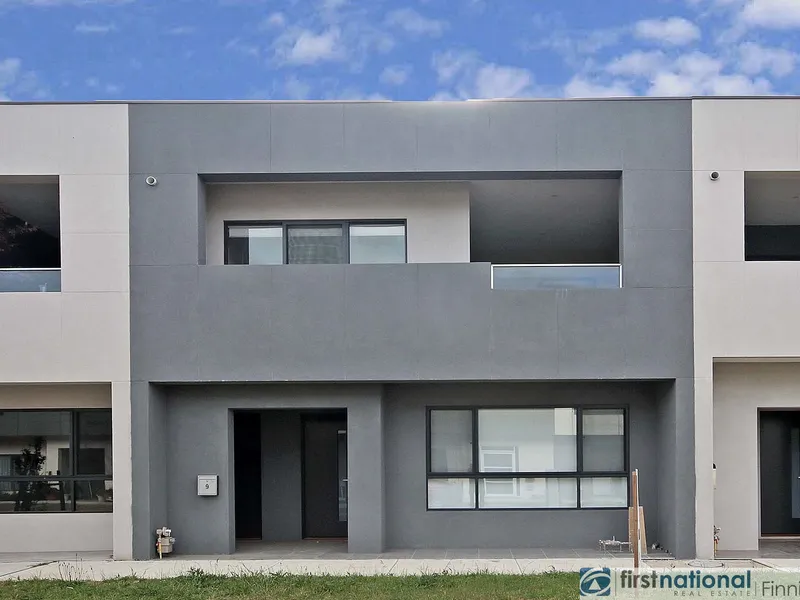 DUAL ACCESS! PERFECT FOR A HOME BUSINESS