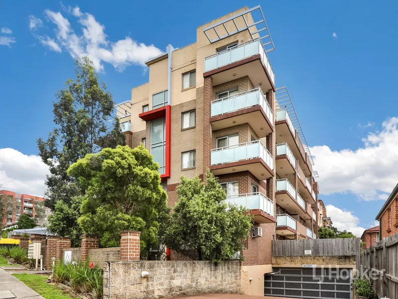 2 Bedroom Open Plan Unit With 2 Balconies! Close to Station, Shops and CBD!