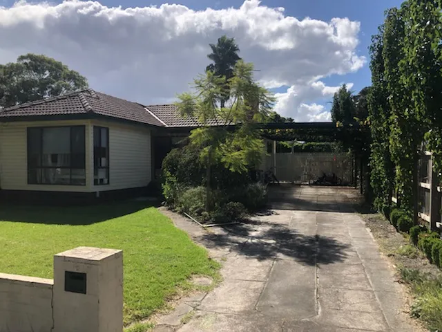 Relaxed Living in a Leafy Court Locale