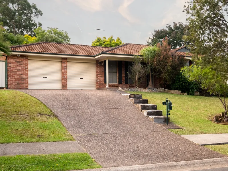 4 BEDROOM HOME WITH MODERN KITCHEN