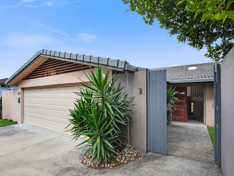 Tri Level Family Home With Impressive City Views & Large Backyard