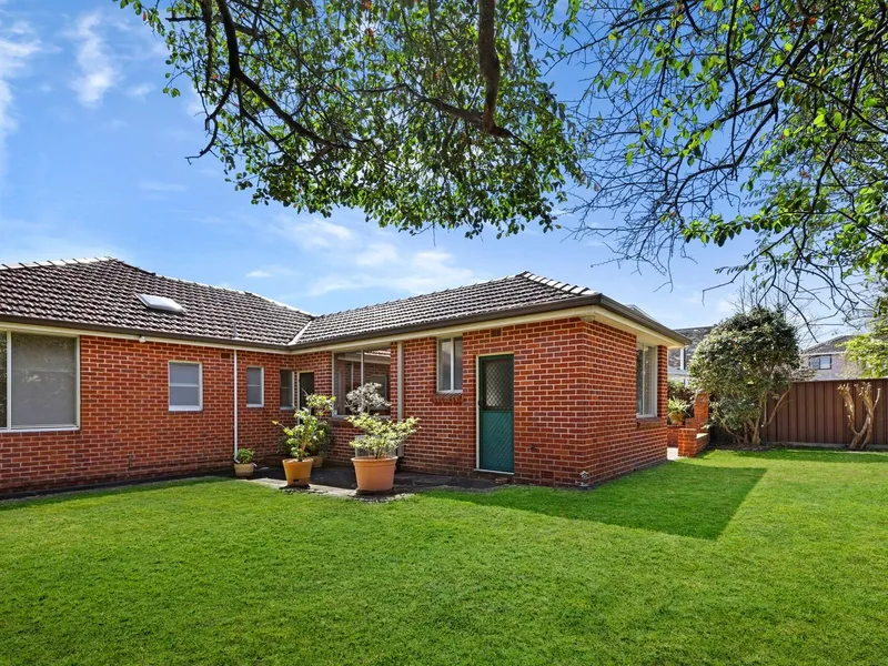 MID-CENTURY CLASSIC - FOUR BEDROOM FAMILY HOME
