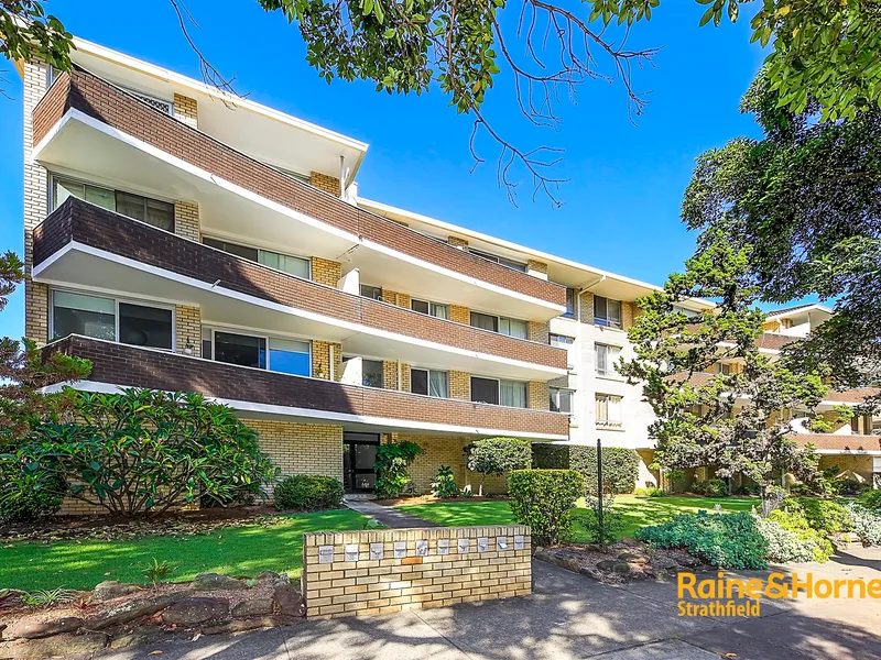Beautiful fully renovated 3 bedroom apartment for lease now!