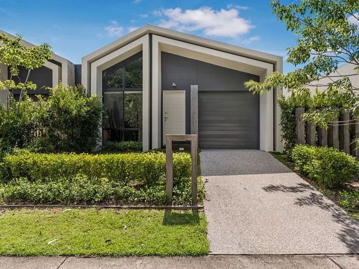 A/C Modern, Sleek and Bright house with low maintenance courtyards