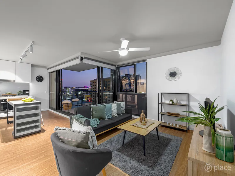 Contemporary two-bedroom unit in trendy King Street