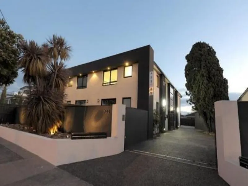 SUPERBLY PRESENTED APARTMENT