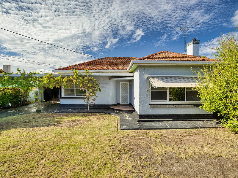 A charming Glengowrie home with ample potential!