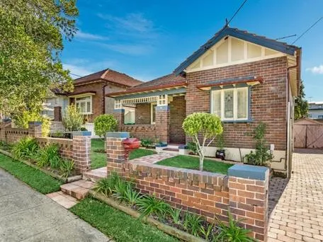 Full brick home closed to Shopping of South Hurstville