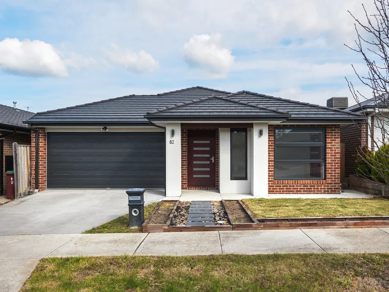 4 BED 2 LIVING 2 GARAGE