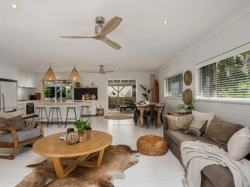 Fully Furnished Family Home, Walk to Beach