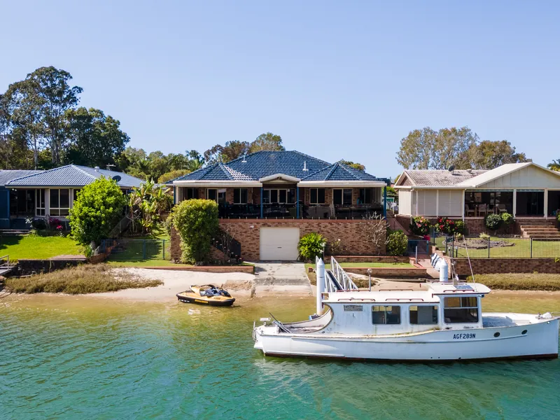 Waterfront Living in Oxley Cove!