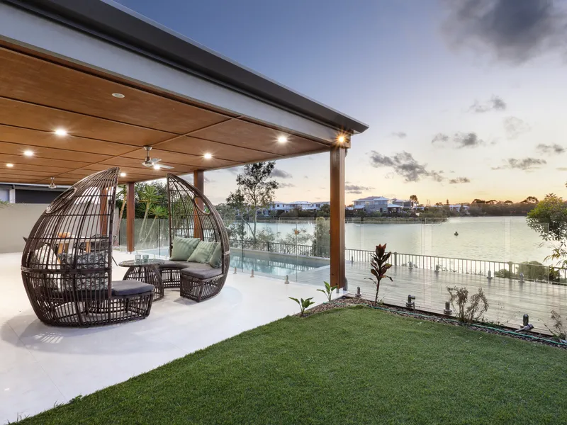 Exclusive Lakefront Luxury: Exquisite Designer Family Home for the Ultimate Lifestyle