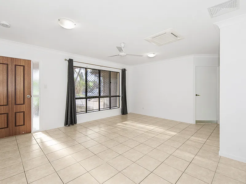 EXCELLENT FAMILY HOME IN A GREAT LOCATION - NO BACK NEIGHBOURS!!
