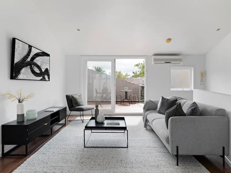 Peaceful Princes Hill privacy, city views & a sunny deck