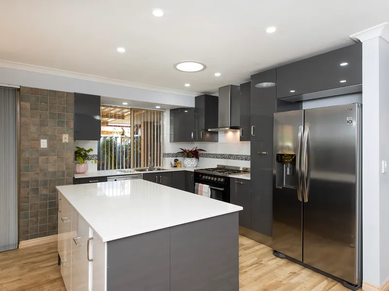 LOVELY 4X2 PLUS GAMES ROOM IN THE HEART OF WAIKIKI CLOSE TO ALL AMENITIES!