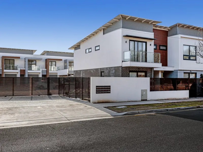 Modern, Spacious And Low Maintenance Townhouse