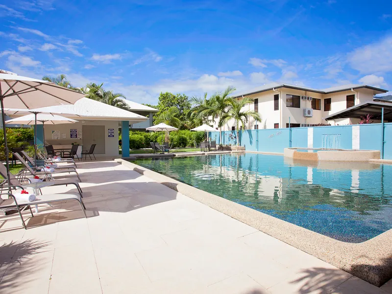 BIG 2 BEDROOM APARTMENT IN TRINITY BEACH - WALK TO BEACH!