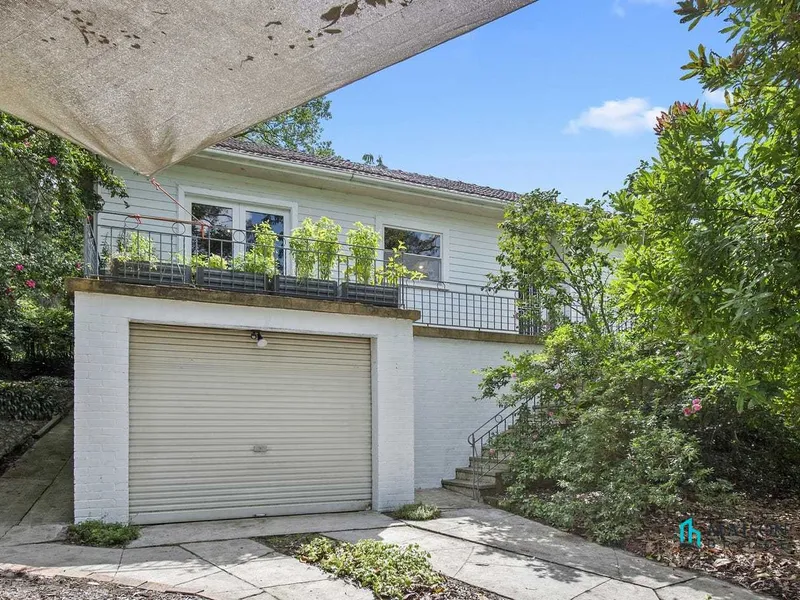 Beautiful 3 Bedroom Timber Floor Family Home at a Convenient Location