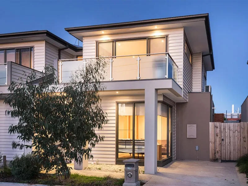 Modern Contemporary Low Maintenance Living In Premium Pocket