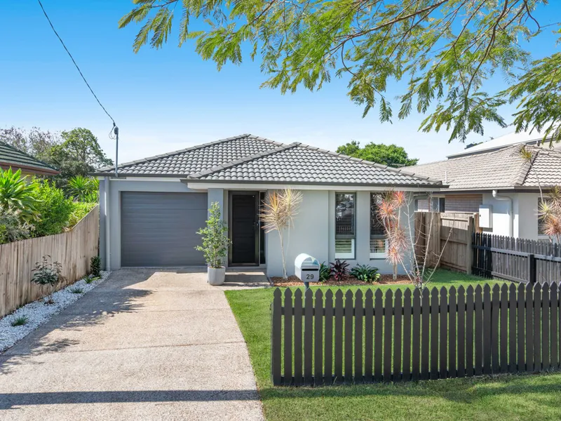 CHARMING COASTAL LIVING - YOUR OWN BAYSIDE RETREAT