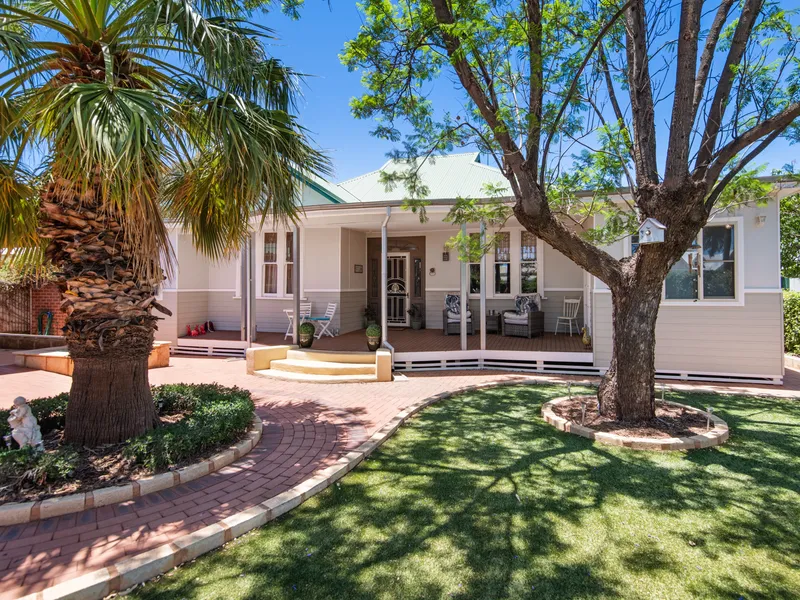 MAGNIFICENT CHARACTER HOME IN LAMINGTON