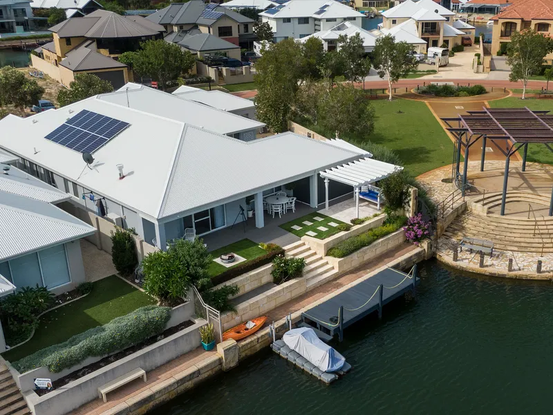Hamptons Inspired Canal Home Fully Furnished !!