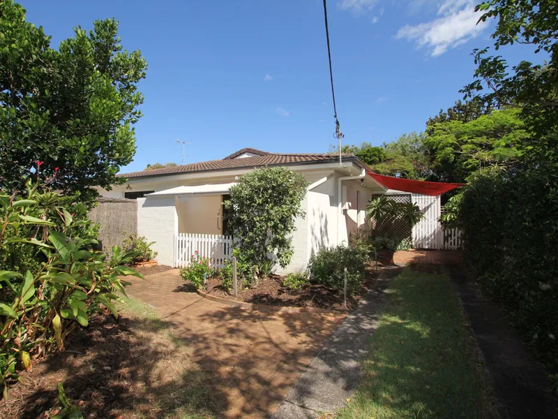 Easy living in beautiful Suffolk Park just a stroll to Tallows