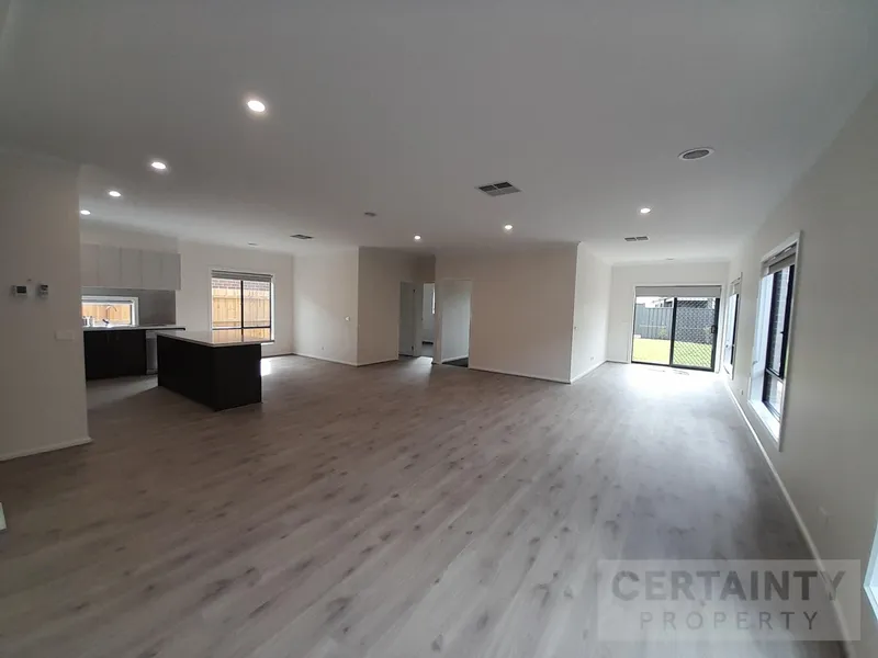 Brand New 5 Bedroom Home Located in the Centre of Wyndham Vale!