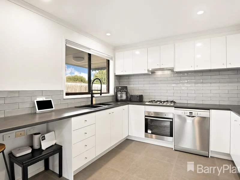 Renovated Villa Unit in Frankston High School Zone: Your Perfect Home!